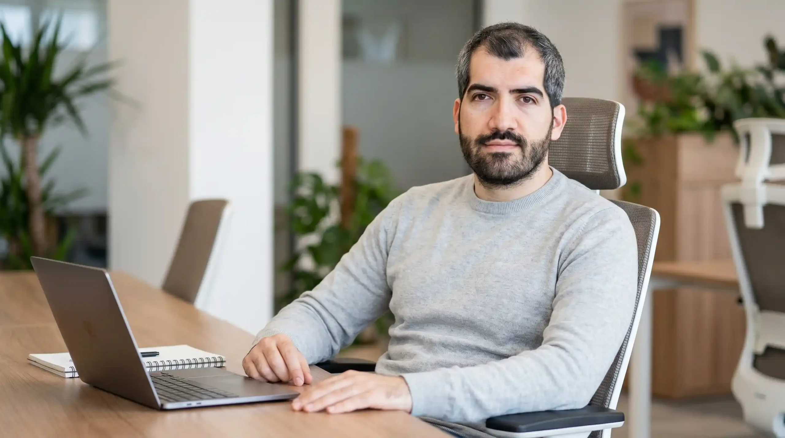 İzmir SEO danışmanı Eray Şimşek ofiste çalışırken